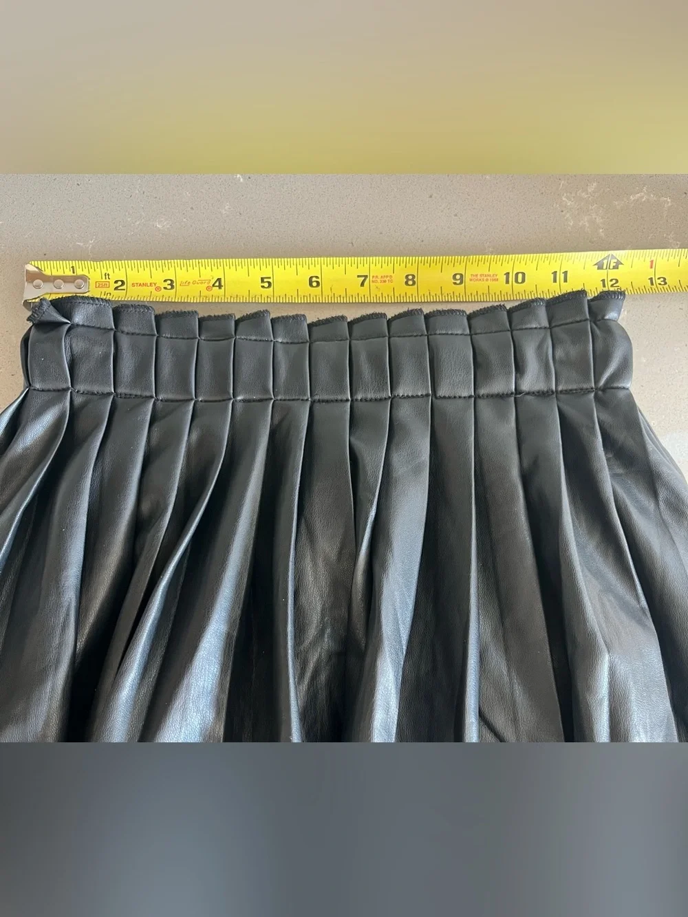 Betsey Johnson Faux Leather Pleated Mini Skirt Black Stretch Women’s Size 8 - Picture 7 of 9